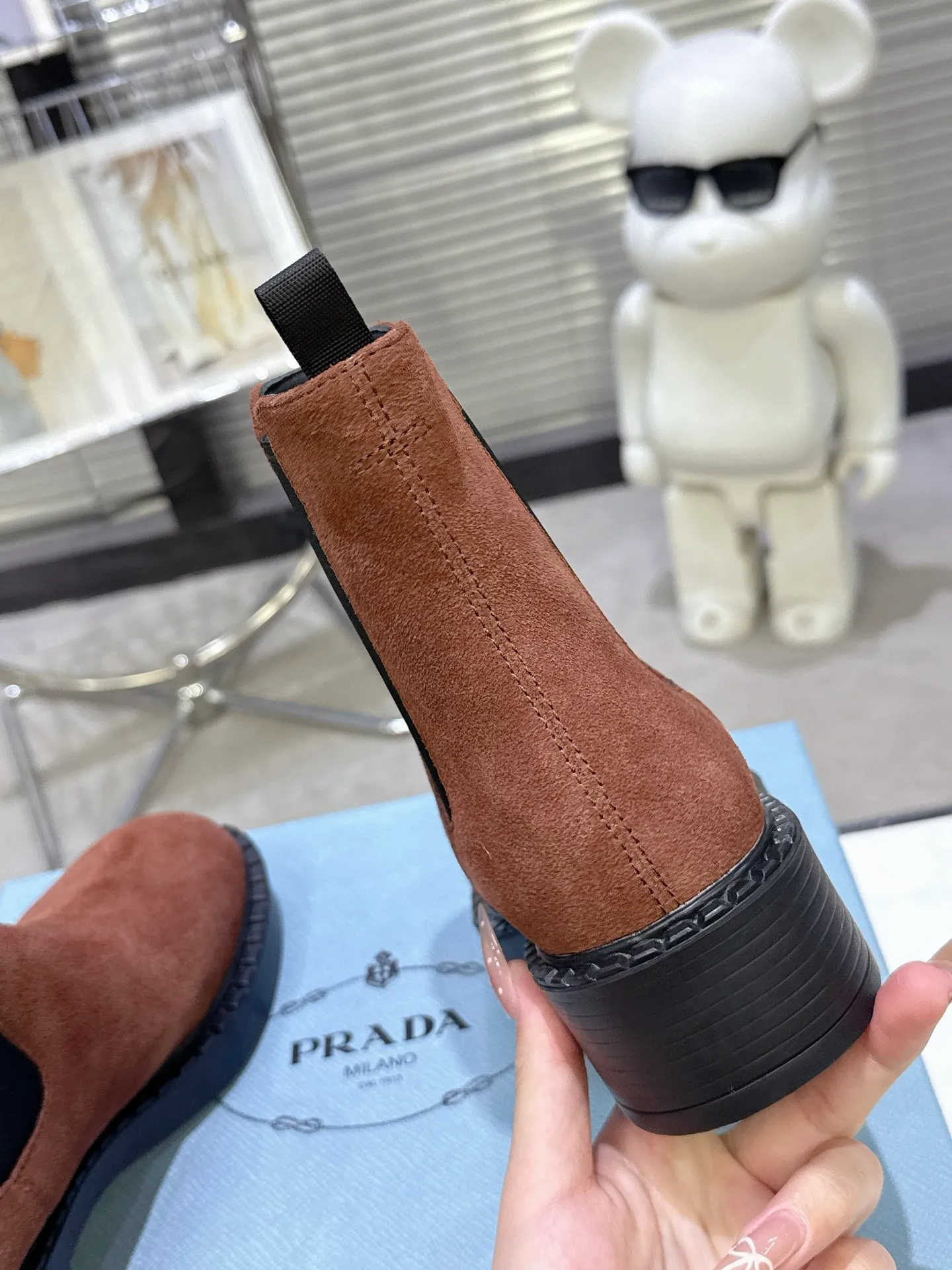 👟👟Ex-factory price 600👟👟 Prada thick-soled retro Martin boots. Elastic elastic, classic thick soles, with triangular buckle. Simple, elegant, fashionable and versatile. Fabric cowhide, open edge beaded cowhide. The lining is made of soft and delicate sheepskin, and the foot feels comfortable. The rubber mold is non-slip and lightweight. Original package sole. Standard size: 35-40. Order 41